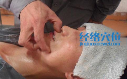 掐人中穴示范圖