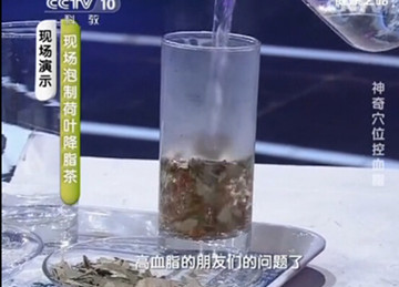 菏葉、葛花、紅花（化淤）、芡實(shí)（健脾利氣）。高血壓的人適合把這幾種花一起沖泡飲用。